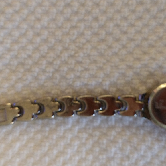 VGUC Fossil silverlink watch. Letters are in gold. - Picture 5 of 8